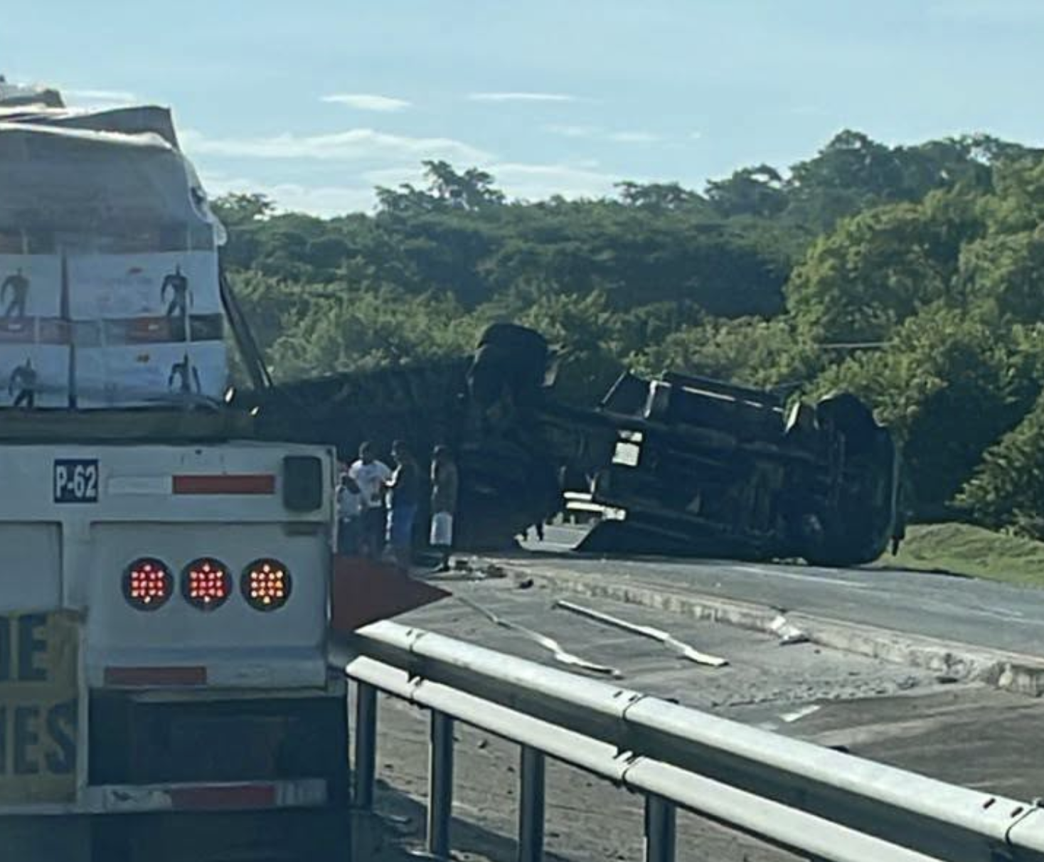Se volco¦ü pesada unidad con todo y pollos en tramo de Tonala¦ü1