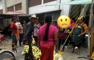 Vendedores habrían impedido trabajar a adulto mayor en Arriaga