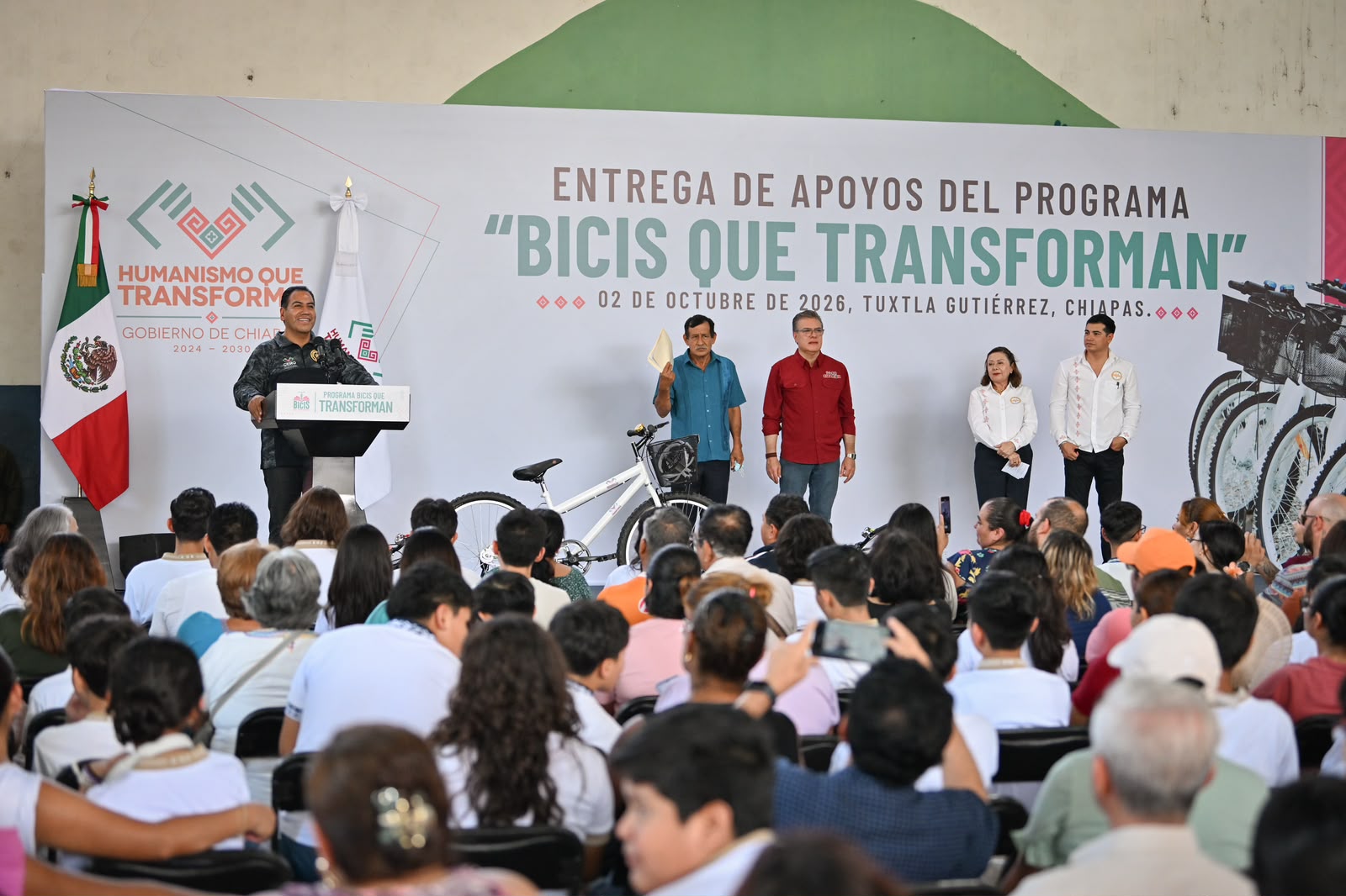 Eduardo Ram+¡rez entrega apoyos de Bicis que Transforman a estudiantes de Tuxtla Guti+®rrez