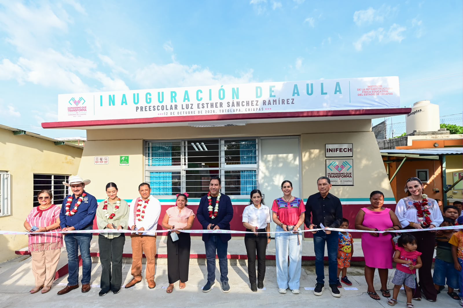 Eduardo Ram+¡rez inaugura Centro LIBRE y entrega espacios educativos y apoyos agropecuarios en Totolapa