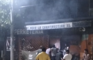 Incendio en ferretería moviliza a vecinos y Protección Civil en Paredón, Tonalá