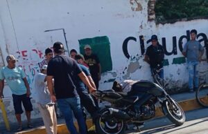Motociclista cae tras enredarse con cables colgantes en calles de Tonalá