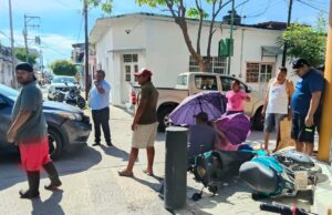 Motociclista resulta lesionada tras choque con camioneta en barrio Nicatán de Tonalá
