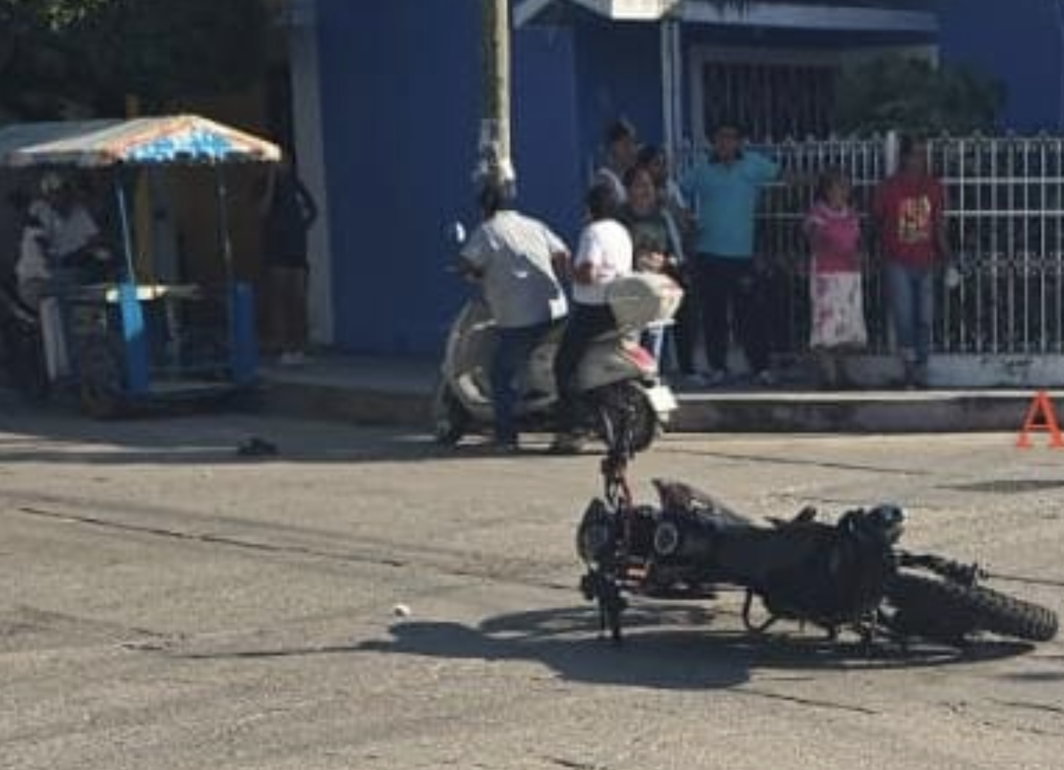 Motociclista resulta lesionado tras aparatosa cai¦üda cerca de la Secundaria Balboa de Tonala¦ü1