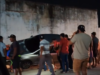 Vecinos auxilian a automovilista tras aparatoso accidente en Arriaga