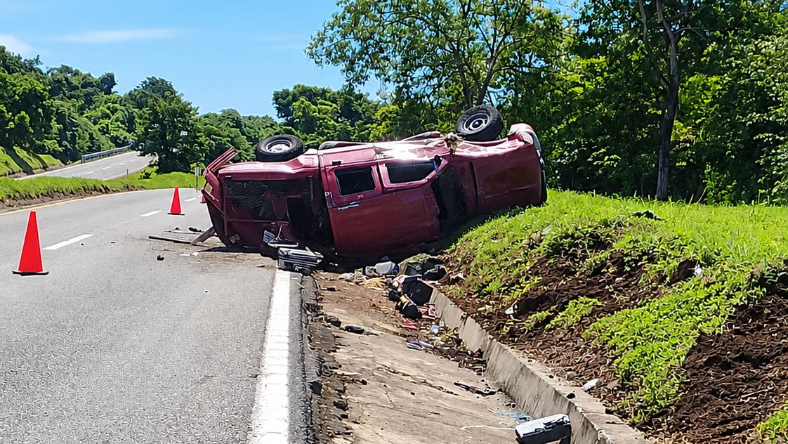 Volcadura de camioneta deja una persona lesionada en la carretera Tonala¦ü2